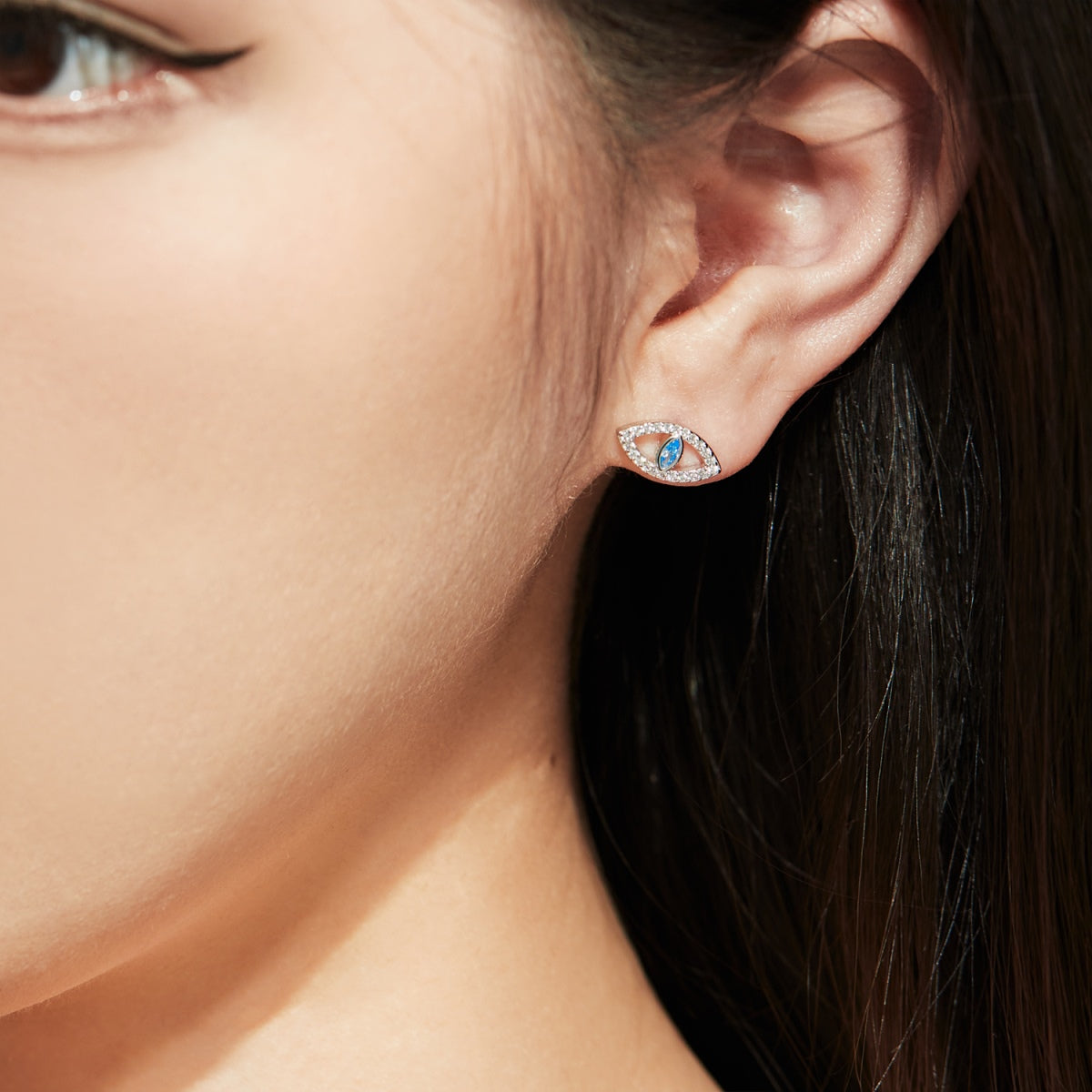 [Rose Tomorrow]Blue Devil Eyes Hollow Stud Earrings