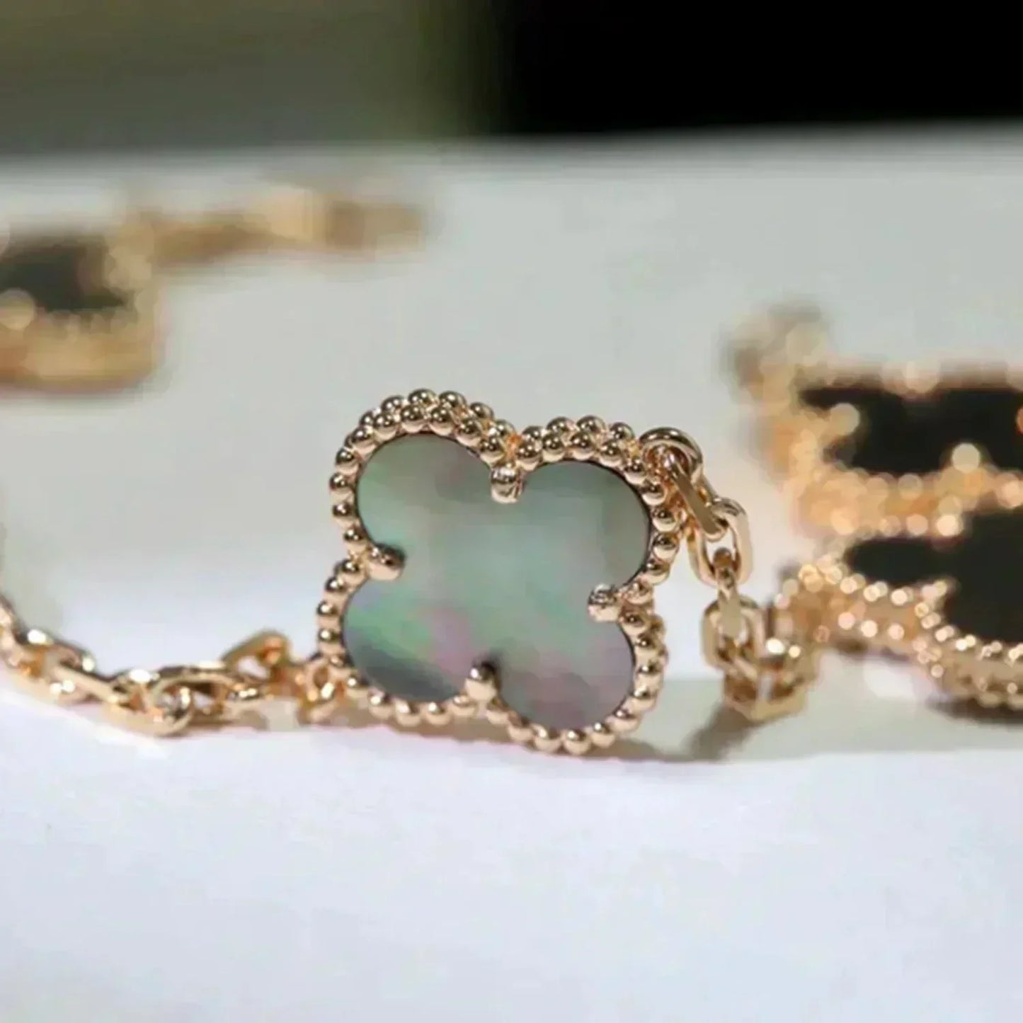 [💎ROSE💎]CLOVER 5 MOTIF GRAY MOP  BRACELET