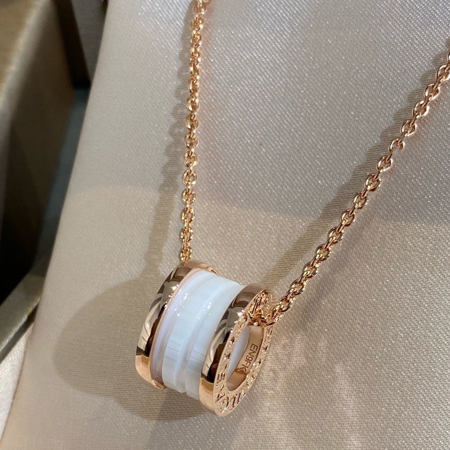 [Rose Tomorrow]ZERO 1 WHITE CERAMIC PINK GOLD NECKLACE