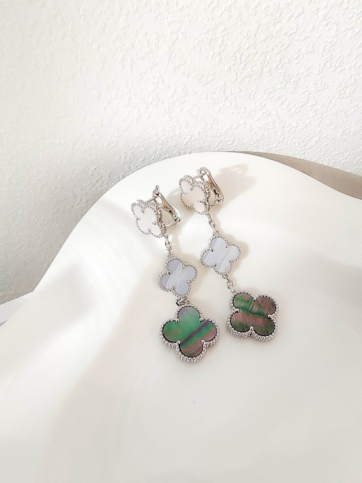 [Rose Tomorrow]CLOVER 3 MOTIFS CHALCEDONY DARK MOP SILVER EARRINGS