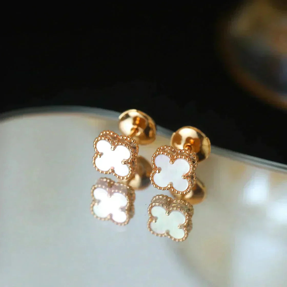 [Rose Tomorrow]CLOVER MINI 9.5MM WHITE MOP EARRINGS