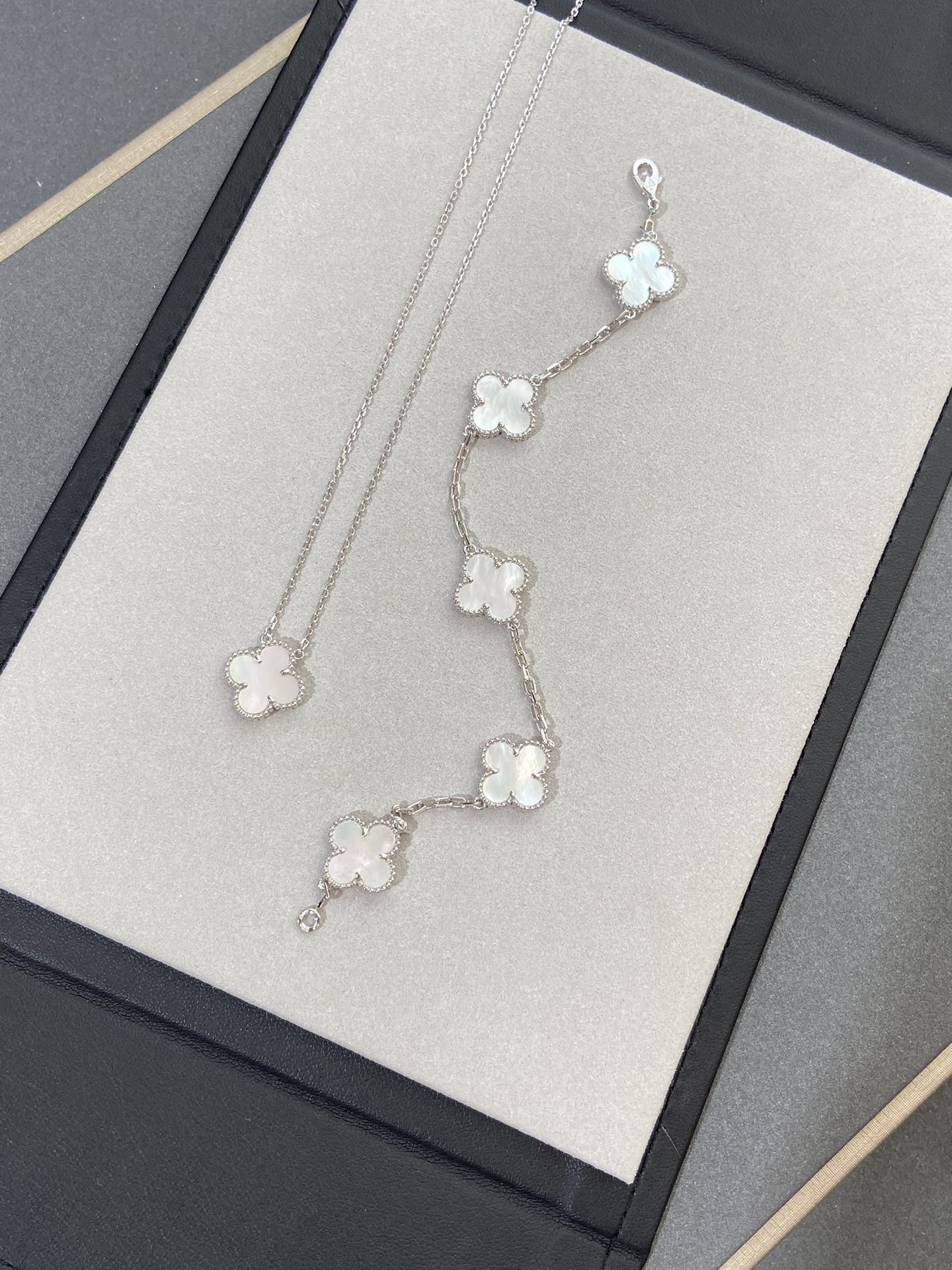 [💎ROSE💎]CLOVER SILVER MOP 5 MOTIF BRACELET