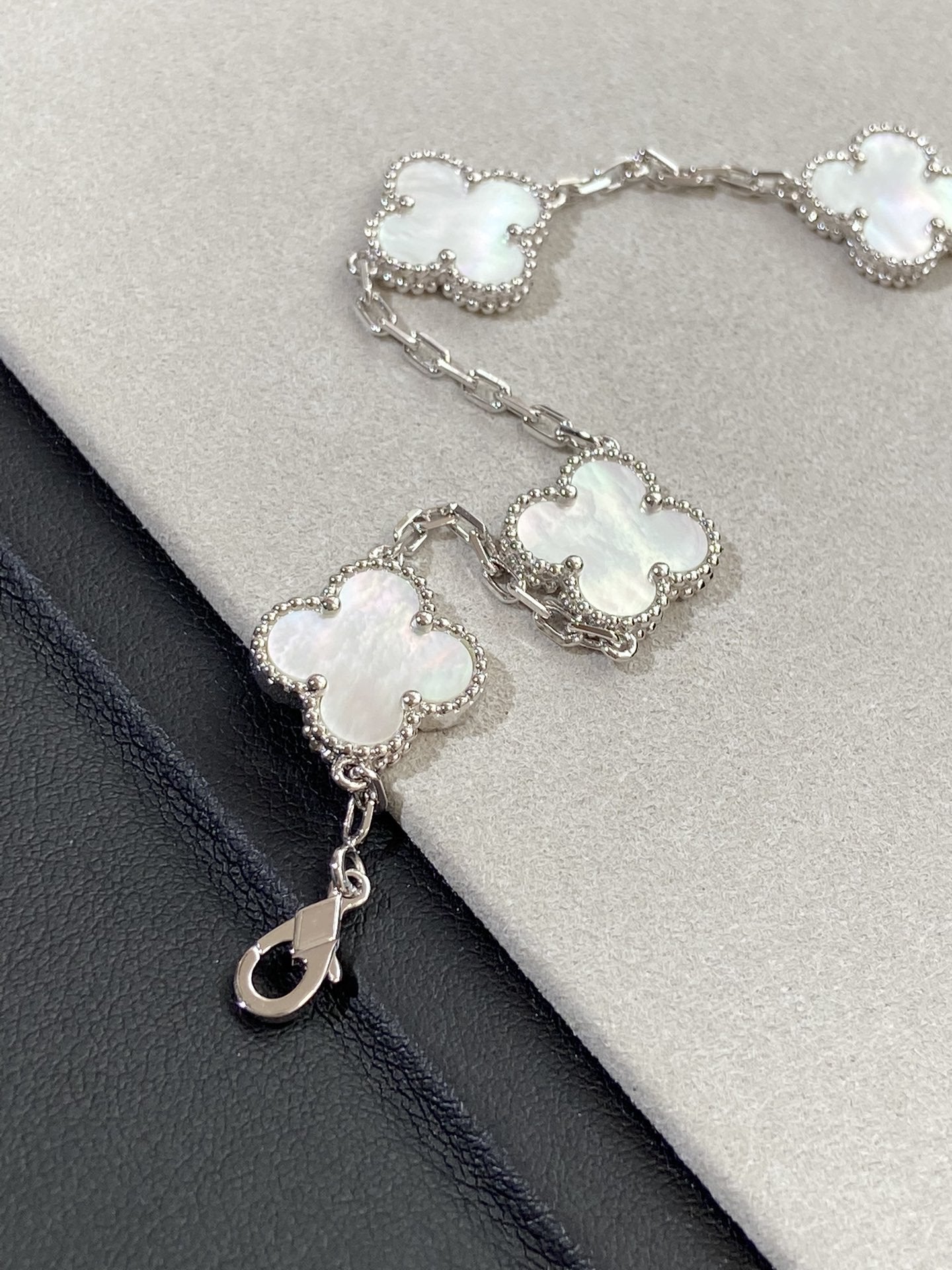 [💎ROSE💎]CLOVER SILVER MOP 5 MOTIF BRACELET