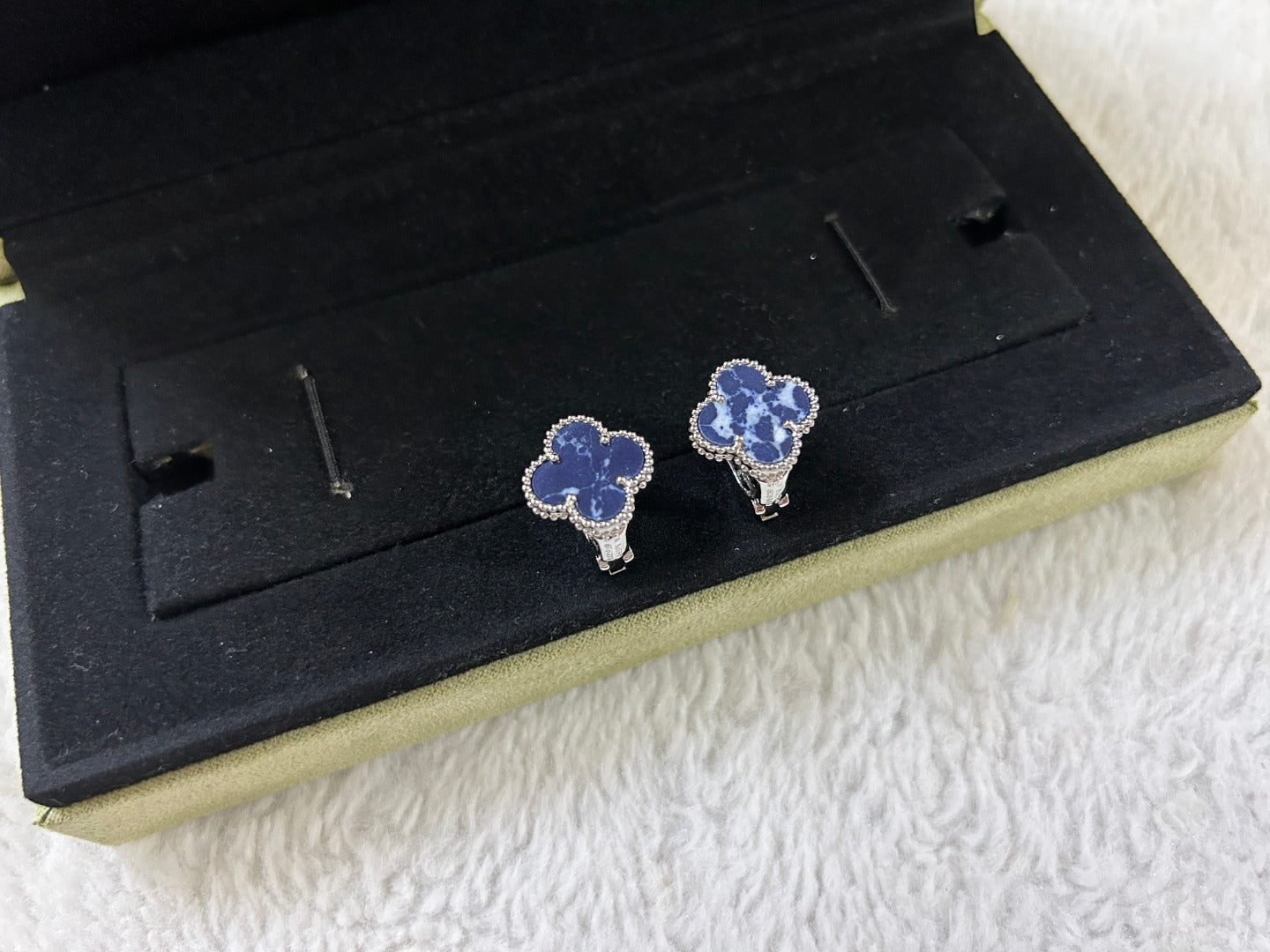 [Rose Tomorrow]CLOVER PIETERSITE MEDIUM STUD EARRINGS