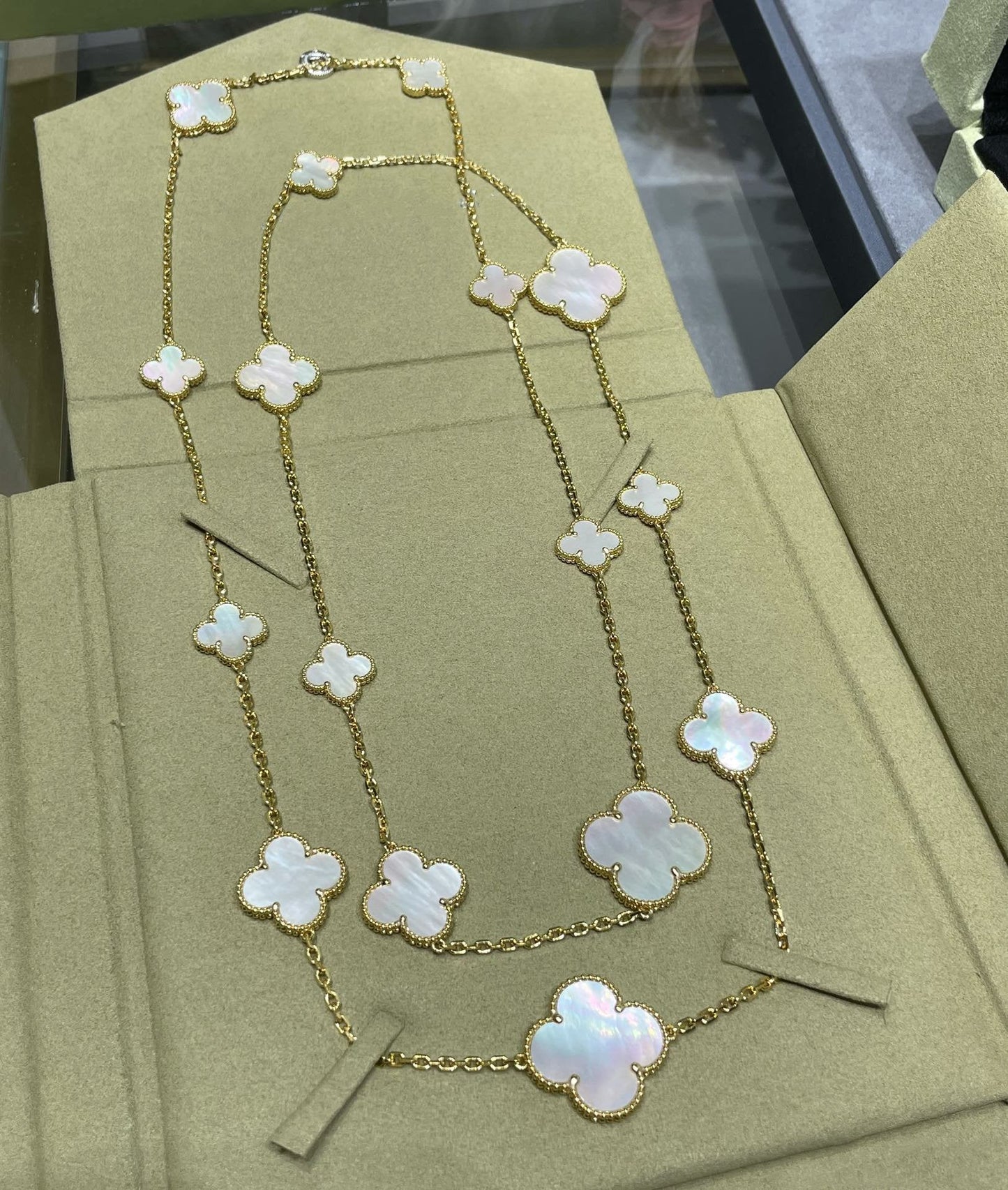 [Rose Tomorrow]CLOVER 16 MOTIF WHITE MOP GOLD NECKLACE