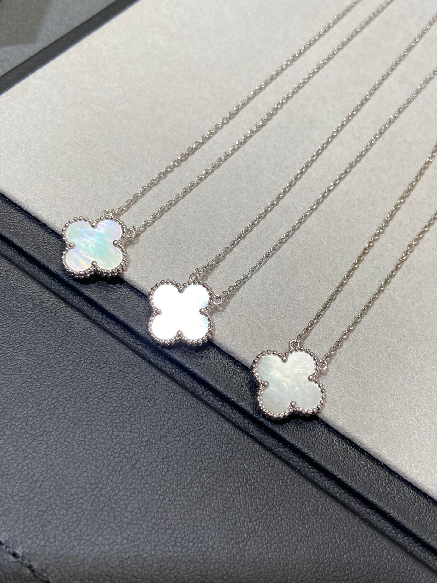 [Rose Tomorrow]CLOVER MEDIUM SILVER WHITE MOP NECKLACE