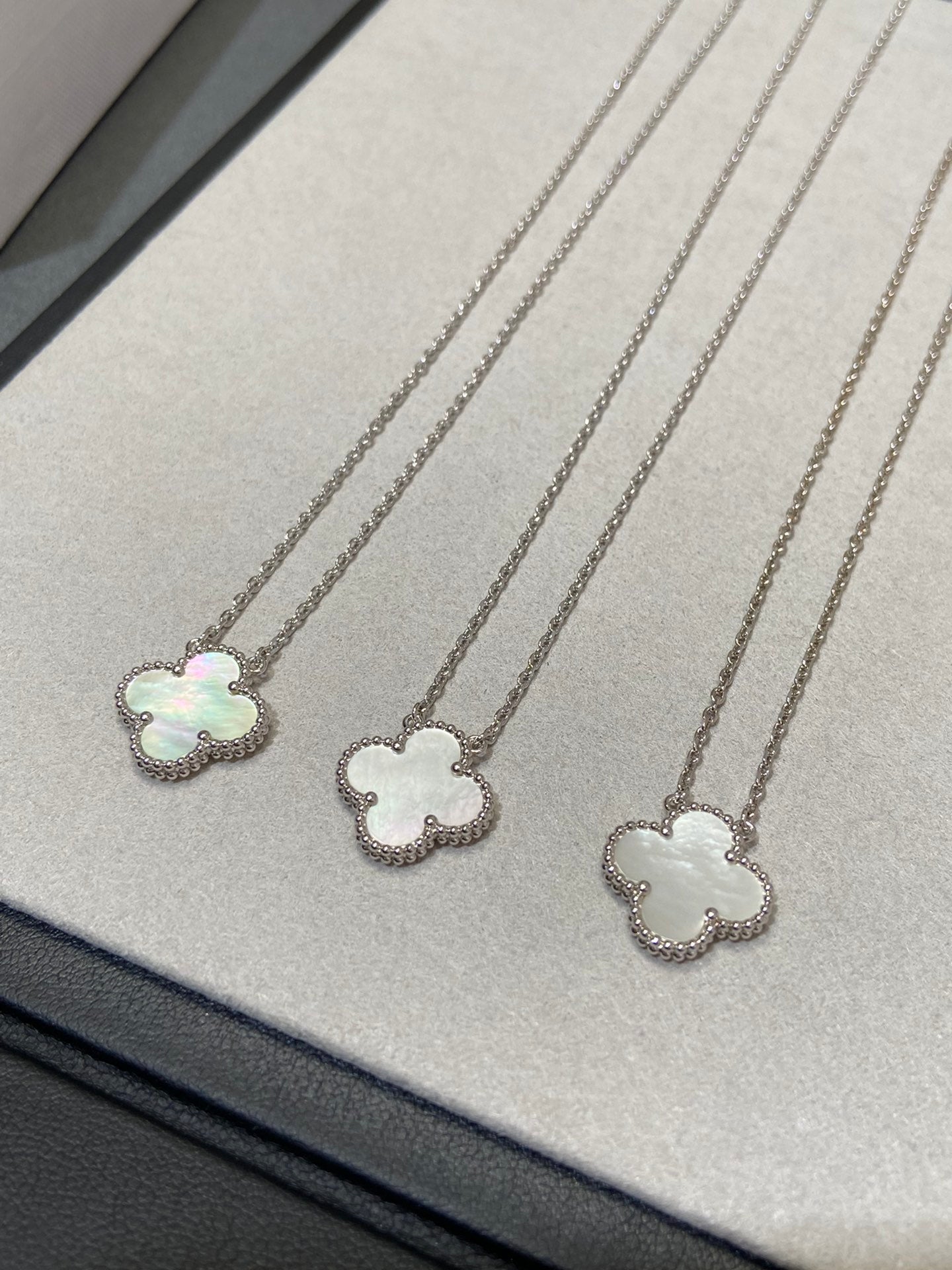 [Rose Tomorrow]CLOVER MEDIUM SILVER WHITE MOP NECKLACE