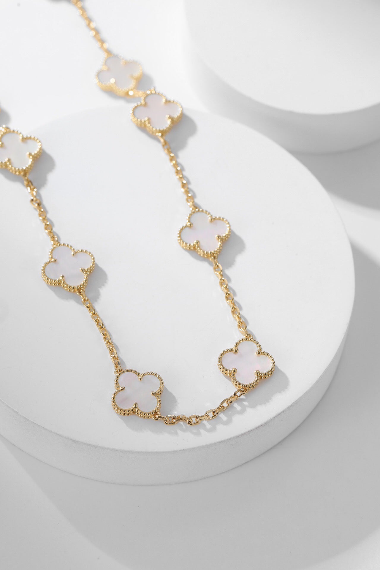 [Rose Tomorrow] Clover 10 Patterned white mother-of-pearl necklace.