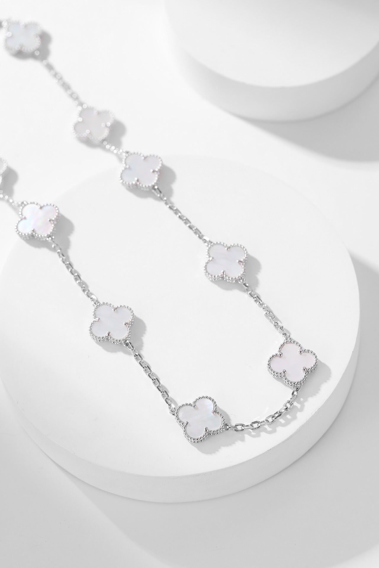 [Rose Tomorrow] Clover 10 Flower White Mother of Pearl Necklace. Silver.