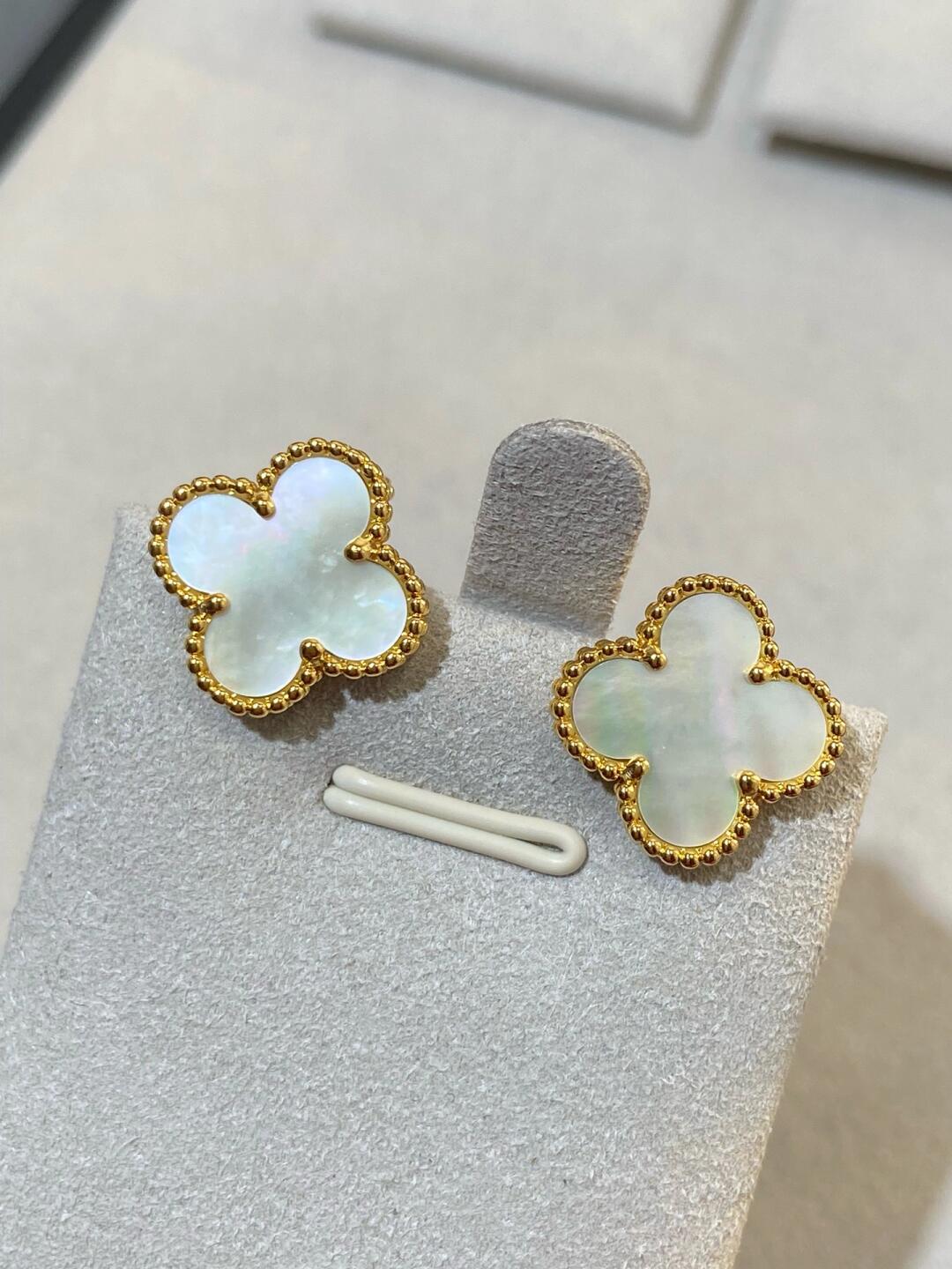 [Rose Tomorrow] CLOVER LARGE (20mm) 1 MOTIFS WHITE MOP STUD EARRINGS