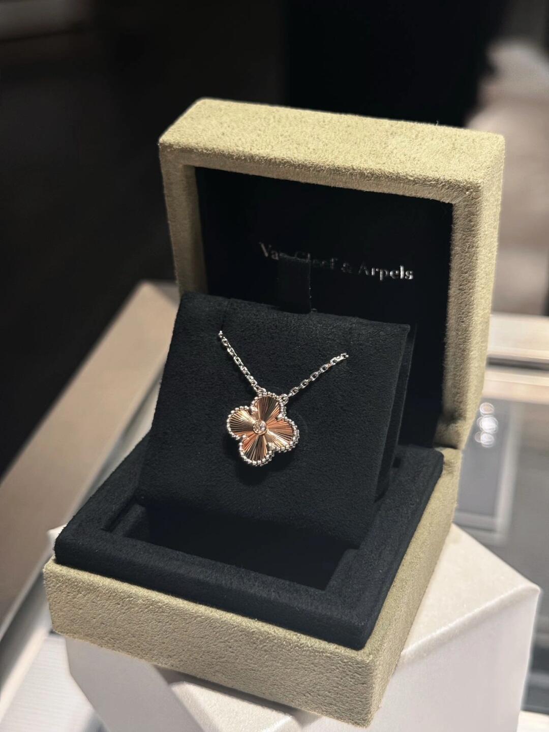 [💎ROSE💎]2024 CHRISTMAS LIMITED EDITION CLOVER 15MM LASER NECKLACE